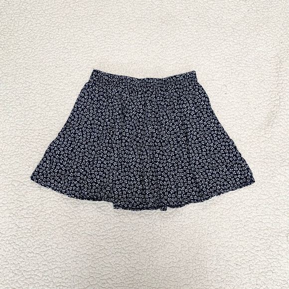Brandy Melville Navy Floral Skirt - Picture 3 of 6